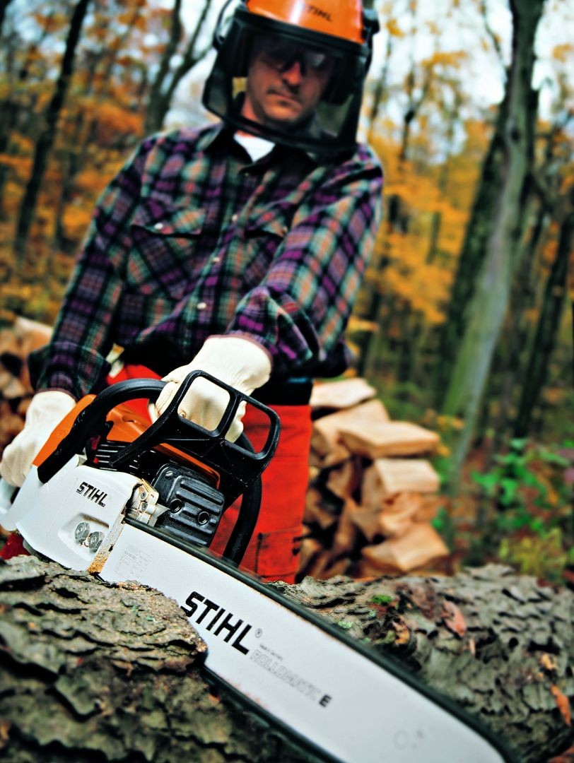 Homem-e-motoserra-da-Stihl