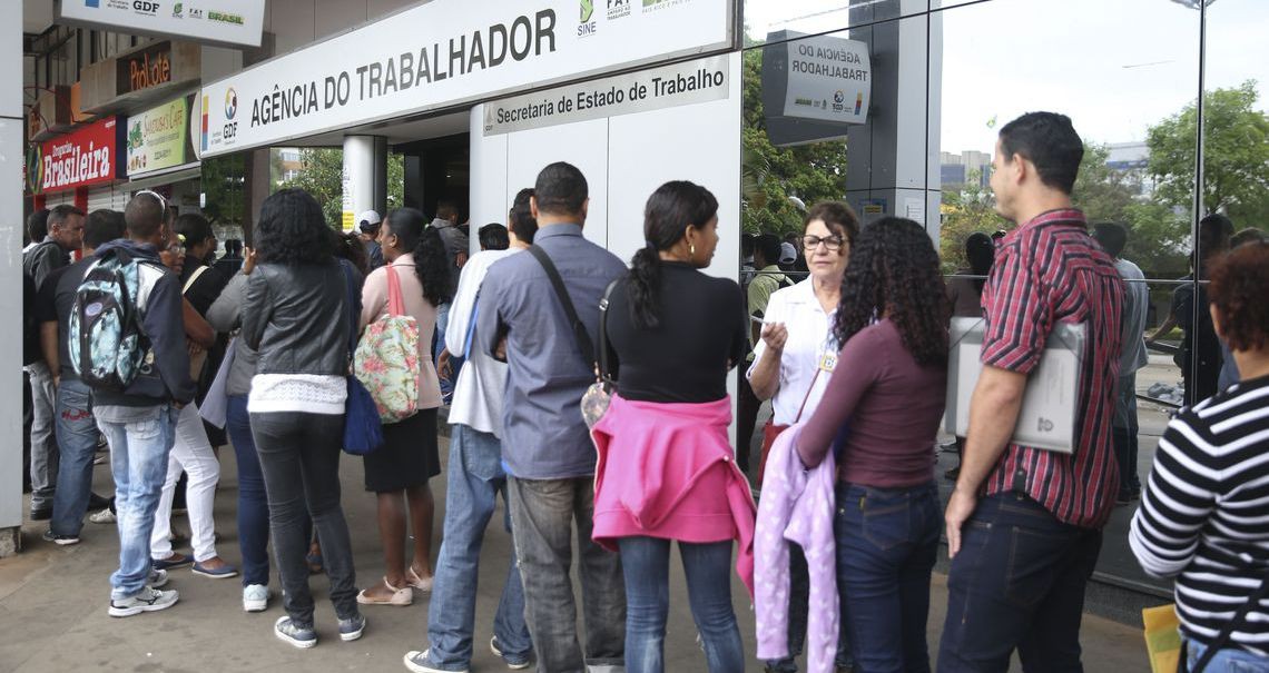 Taxa de desemprego do país recua para 12% no trimestre